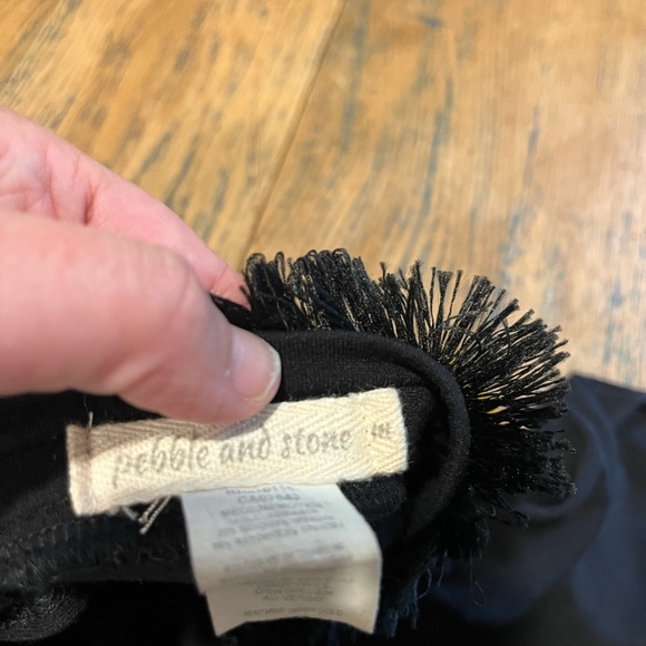 PEBBLE AND STONE Sleeveless Black Tunic with Fringed collar – Size M - Picture 2 of 7